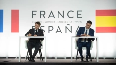 El presidente de Francia, Emmanuel Macron y el presidente del Gobierno, Pedro Sánchez, durante la firma de un Tratado de Amistad. David Zorraquino / Europa Press