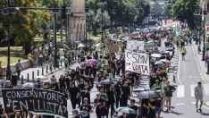 Varias personas durante una manifestación por la huelga indefinida de la enseñanza pública no universitaria. Rober Solsona / Europa Press