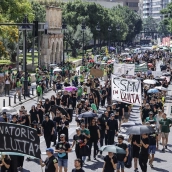 Varias personas durante una manifestación por la huelga indefinida de la enseñanza pública no universitaria. Rober Solsona / Europa Press