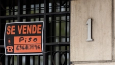 Vista de un cartel de 'Se vende' en un portal de un edificio.  Eduardo Parra / Europa Press