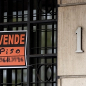 Vista de un cartel de 'Se vende' en un portal de un edificio. Eduardo Parra / Europa Press Vista de un cartel de 'Se vende' en un portal de un edificio. Eduardo Parra / Europa Press