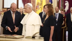 El Papa León XIV firma el libro de honor del Congreso, durante su visita al Congreso de los Diputados.  Eduardo Parra / Europa Press