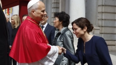 La presidenta de la Comunidad de Madrid, Isabel Díaz Ayuso, asiste a la ceremonia de bienvenida al Papa León XIV en el Palacio Real. J.J. Guillén / EFE / Pool