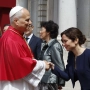 La presidenta de la Comunidad de Madrid, Isabel Díaz Ayuso, asiste a la ceremonia de bienvenida al Papa León XIV en el Palacio Real. J.J. Guillén / EFE / Pool