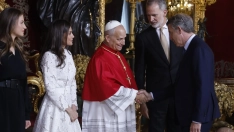 Feijóo saludando a León XIV (J.J Guillén/EFE-Pool)