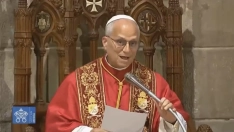 El papa León XIV inicia en catalán la misa en la catedral de Barcelona: "Estimats germans i germanes..."