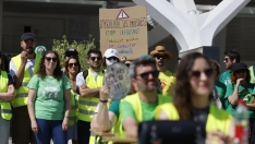Manifestantes durante la celebración de una performance sorpresa relacionada con la huelga de profesores.  Rober Solsona / Europa Press