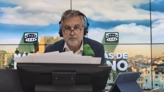 Carlos Alsina cuestiona la estrategia de "control de daños" del PSOE por el caso Leire: "El milagro de P" Carlos Alsina cuestiona la estrategia de "control de daños" del PSOE por el caso Leire: "El milagro de P"