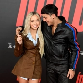 Ana Mena y Óscar Casas en el photocall de la película 'Ídolos' en Madrid