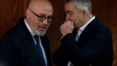 El ex secretario de Organización del PSOE Santos Cerdán (d) conversa con el abogado Jacobo Teijelo