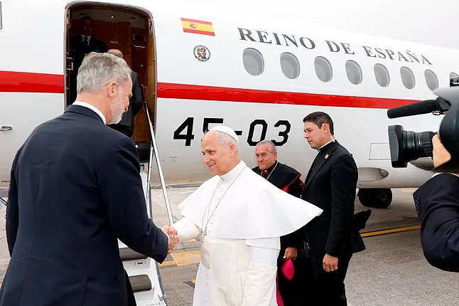 El Rey despide al papa a pie de Falcon (Foto: Casa Real)