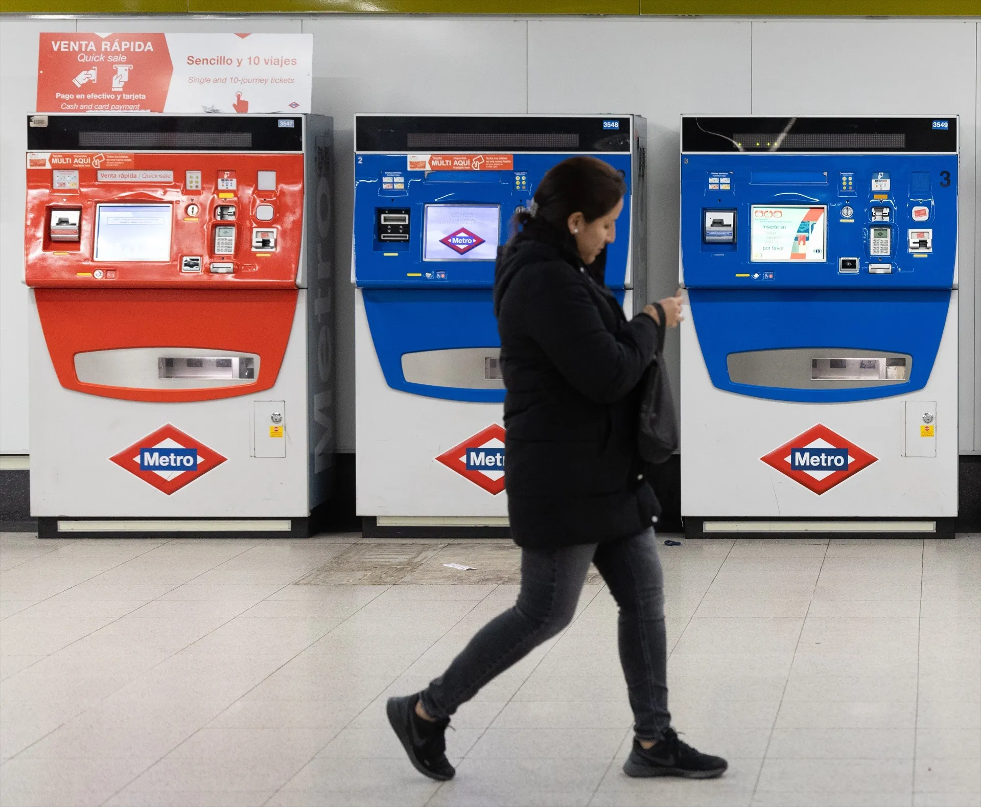 EuropaPress 6473657 varias personas compran billetes estacion metro mostoles central 23 enero EuropaPress 6473657 varias personas compran billetes estacion metro mostoles central 23 enero