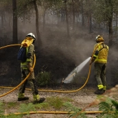 Dos bomberos forestales tratan de extinguir un incendio. Álvaro Ballesteros / Europa Press Dos bomberos forestales tratan de extinguir un incendio. Álvaro Ballesteros / Europa Press