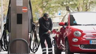 Una persona echa combustible. David Zorrakino / Europa Press Una persona echa combustible. David Zorrakino / Europa Press