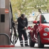 Una persona echa combustible. David Zorrakino / Europa Press Una persona echa combustible. David Zorrakino / Europa Press