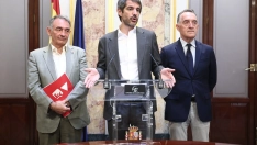 El portavoz parlamentario de Izquierda Unida, Enrique Santiago, el ministro de Cultura, Ernest Urtasun, y el portavoz de la comisión constitucional del PSOE, Artemi Rallo.Eduardo Parra / Europa Press
