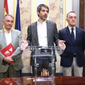 El portavoz parlamentario de Izquierda Unida, Enrique Santiago, el ministro de Cultura, Ernest Urtasun, y el portavoz de la comisión constitucional del PSOE, Artemi Rallo.Eduardo Parra / Europa Press