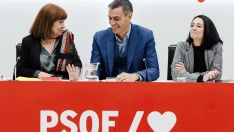 La presidenta del PSOE, Cristina Narbona, el presidente del Gobierno, Pedro Sánchez, y la Secretaria de Organización del PSOE, Rebeca Torró.  Carlos Luján / Europa Press