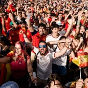 Decenas de personas durante el primer partido disputado por la selección española. Carlos Luján / Europa Press