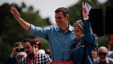 Pedro Sánchez, el presidente del Gobierno, junto a Milagros Tolón.