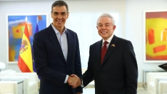 El presidente del Gobierno, Pedro Sánchez, recibe al embajador de Estados Unidos en España, Benjamín León. | Pool Moncloa/Fernando Calvo