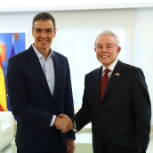 El presidente del Gobierno, Pedro Sánchez, recibe al embajador de Estados Unidos en España, Benjamín León. | Pool Moncloa/Fernando Calvo