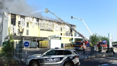 Bomberos sofocando el incendio en Villaverde. Gustavo Valiente/Europa Press