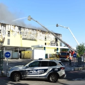 Bomberos sofocando el incendio en Villaverde. Gustavo Valiente/Europa Press