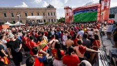 Multitud de personas viendo el primer partido de España