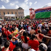 Multitud de personas viendo el primer partido de España