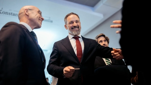 El presidente de Vox y de Patriots Party, Santiago Abascal (d), atiende a los medios en el Parlamento Europeo el pasado febrero. Gabriel Luengas / Europa Press