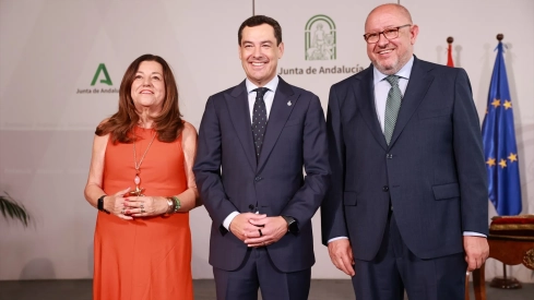 El presidente en funciones de la Junta de Andalucía, Juanma Moreno (c), el rector de la Universidad de Córdoba, Manuel Torralbo (d), y la consejera de Desarrollo Educativo y Formación Profesional en funciones y titular de la Consejería de Universidad, Investigación e Innovación, María del Carmen Castillo. Rocío Ruz / Europa Press