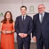 El presidente en funciones de la Junta de Andalucía, Juanma Moreno (c), el rector de la Universidad de Córdoba, Manuel Torralbo (d), y la consejera de Desarrollo Educativo y Formación Profesional en funciones y titular de la Consejería de Universidad, Investigación e Innovación, María del Carmen Castillo. Rocío Ruz / Europa Press
