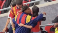 ¡Enamoradísimos! El beso de celebración de Lamine Yamal a Inés García tras marcar su primer gol en el Mundial