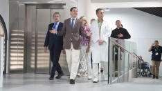 El presidente en funciones de Andalucía, Juanma Moreno, recorre las instalaciones del Centro de Salud Esperanza de la Yedra. Junta de Andalucía