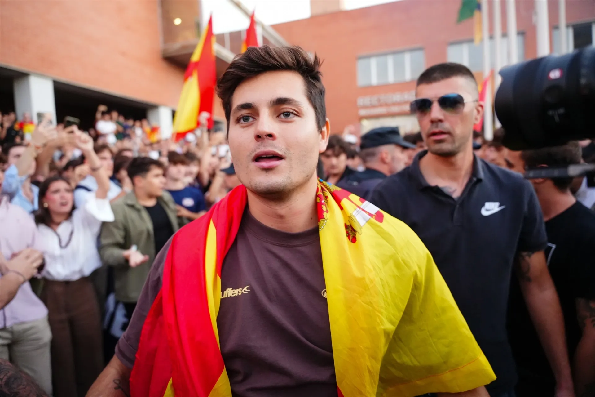 EuropaPress 7050780 seudo periodista vito quiles llega concentracion convocada lema espana EuropaPress 7050780 seudo periodista vito quiles llega concentracion convocada lema espana