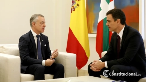 Pedro Sánchez, el presidente del Gobierno, junto a Íñigo Urkullu