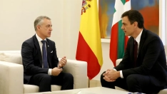 Pedro Sánchez, el presidente del Gobierno, junto a Íñigo Urkullu