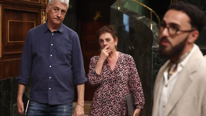 Los diputados de EH Bildu, Oskar Matute y Mertxe Aizpurua a su llegada a una sesión plenaria, en el Congreso de los Diputados. Eduardo Parra / Europa Press