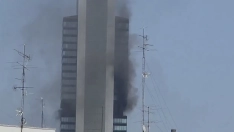 Incendio en la Torre Moeve en el complejo de las Cuatro Torres de Madrid este martes 23 de junio. Fuente: @Oscarbla1 en X