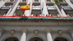 La ministra de Igualdad, Ana Redondo, ha colgado la bandera LGTBI+ diseñada por José Perea, en la fachada del Ministerio