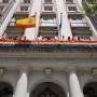 La ministra de Igualdad, Ana Redondo, ha colgado la bandera LGTBI+ diseñada por José Perea, en la fachada del Ministerio