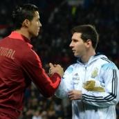 Cristiano Ronaldo y Messi saludándose. (Fuente: La Prensa).