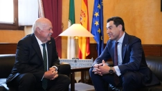 El presidente del Parlamento de Andalucía, Jesús Aguirre (i), junto al líder y candidato del PP-A a la reelección como presidente de la Junta, Juanma Moreno (d). María José López / Europa Press