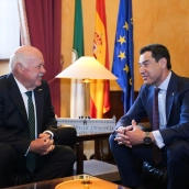 El presidente del Parlamento de Andalucía, Jesús Aguirre (i), junto al líder y candidato del PP-A a la reelección como presidente de la Junta, Juanma Moreno (d). María José López / Europa Press