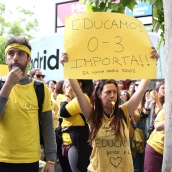 Manifestante porta una pancarta con lema 'Educamos 0-3 importa' en la huelga del profesorado en Madrid. Eduardo Parra / Europa Press