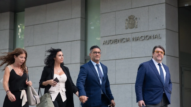 El exchófer de Luis Bárcenas, Sergio Ríos (2d), a su llegada a la Audiencia Nacional para declarar como acusado en el marco de la ‘Operación Kitchen’. Fernando Sánchez / Europa Press