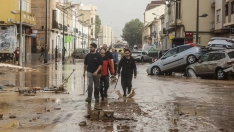 Varias personas recorren calles llenas de agua y barro tras el paso de la DANA por el barrio de La Torre de Valencia, a 30 de octubre de 2024. Rober Solsona / Europa Press
