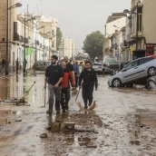 Varias personas recorren calles llenas de agua y barro tras el paso de la DANA por el barrio de La Torre de Valencia, a 30 de octubre de 2024. Rober Solsona / Europa Press