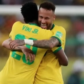 Neymar Junior y Vinicius abrazados. (Fuente: El Español).